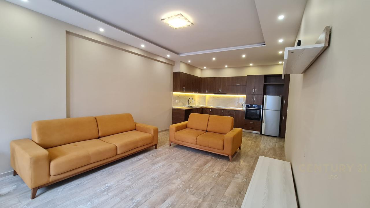 Jepet me Qira, 2+1+2 ne zonen e Astirit!!