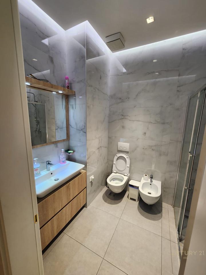 APARTAMENT 1+1+POST PARKIMI ME QERA TEK KOMPLEKSI DELIJORGJI!