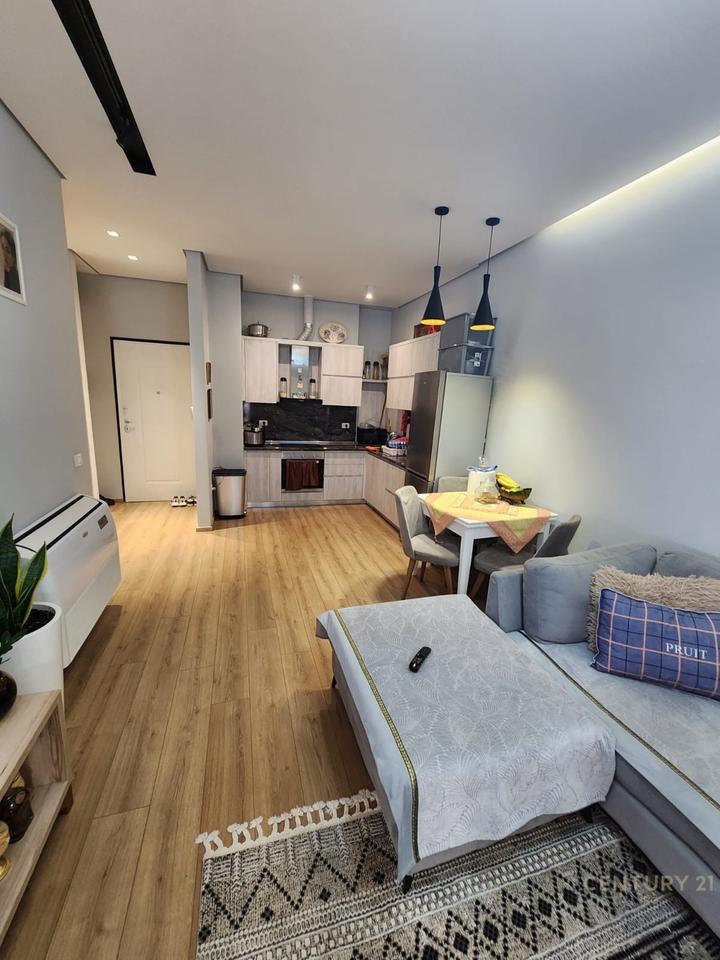 APARTAMENT 1+1+POST PARKIMI ME QERA TEK KOMPLEKSI DELIJORGJI!
