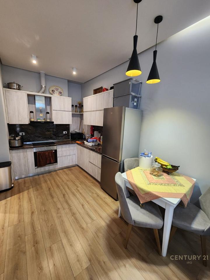 APARTAMENT 1+1+POST PARKIMI ME QERA TEK KOMPLEKSI DELIJORGJI!