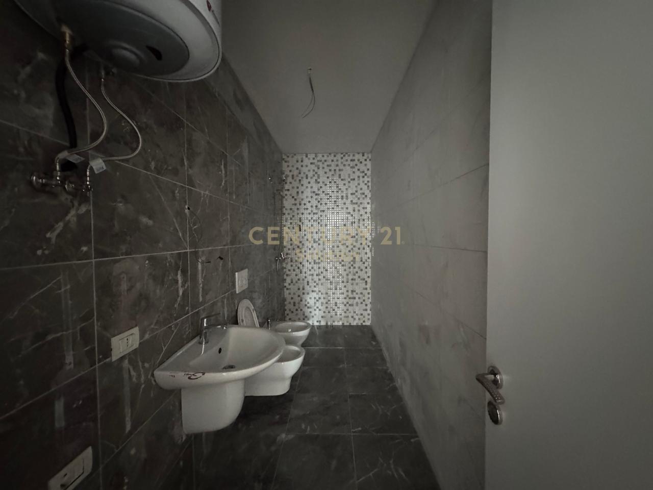 JAPIM ME QIRA APARTAMENT 3+1 NE UNAZE TE RE!