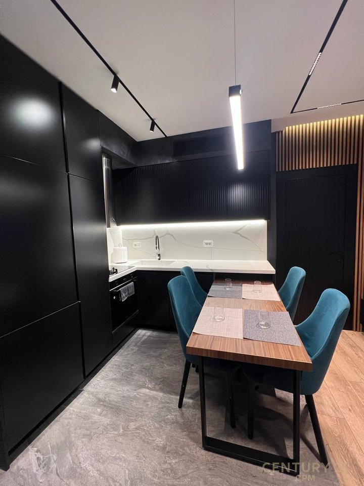 Apartament 2+1+post parkimi prane qendres, Rr. Barrikadave!