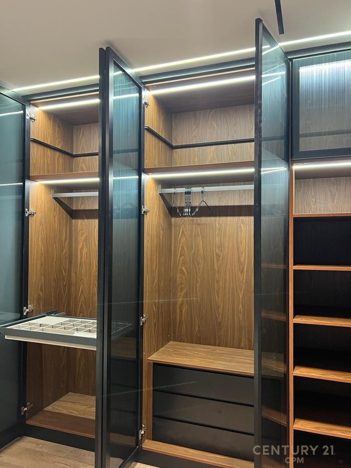 Apartament 2+1+post parkimi prane qendres, Rr. Barrikadave!