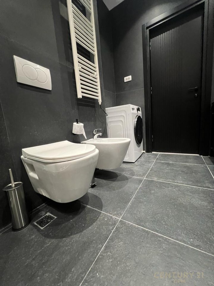 Apartament 2+1+post parkimi prane qendres, Rr. Barrikadave!