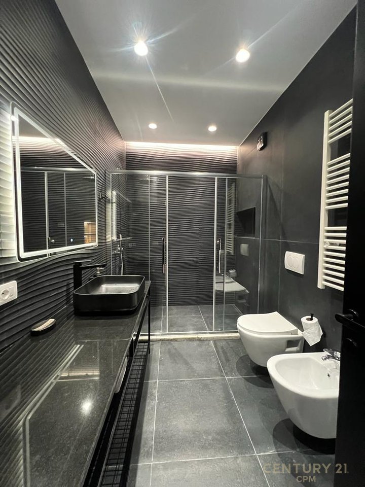 Apartament 2+1+post parkimi prane qendres, Rr. Barrikadave!