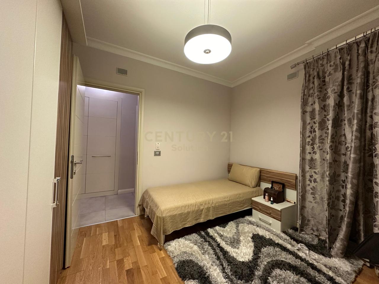SHITET APARTAMENT 2+1 TEK "QENDRA KRISTAL" !!!