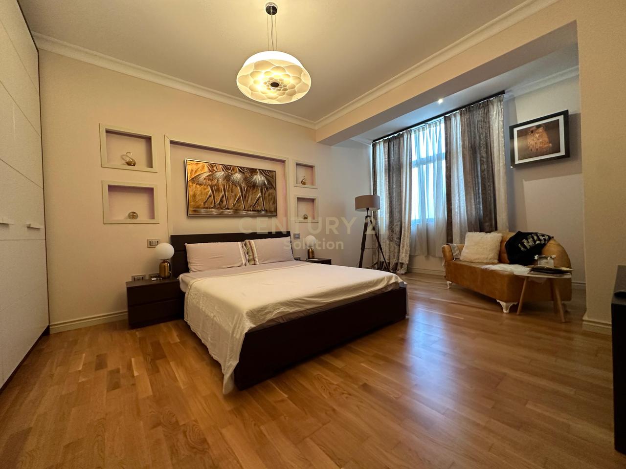 SHITET APARTAMENT 2+1 TEK "QENDRA KRISTAL" !!!