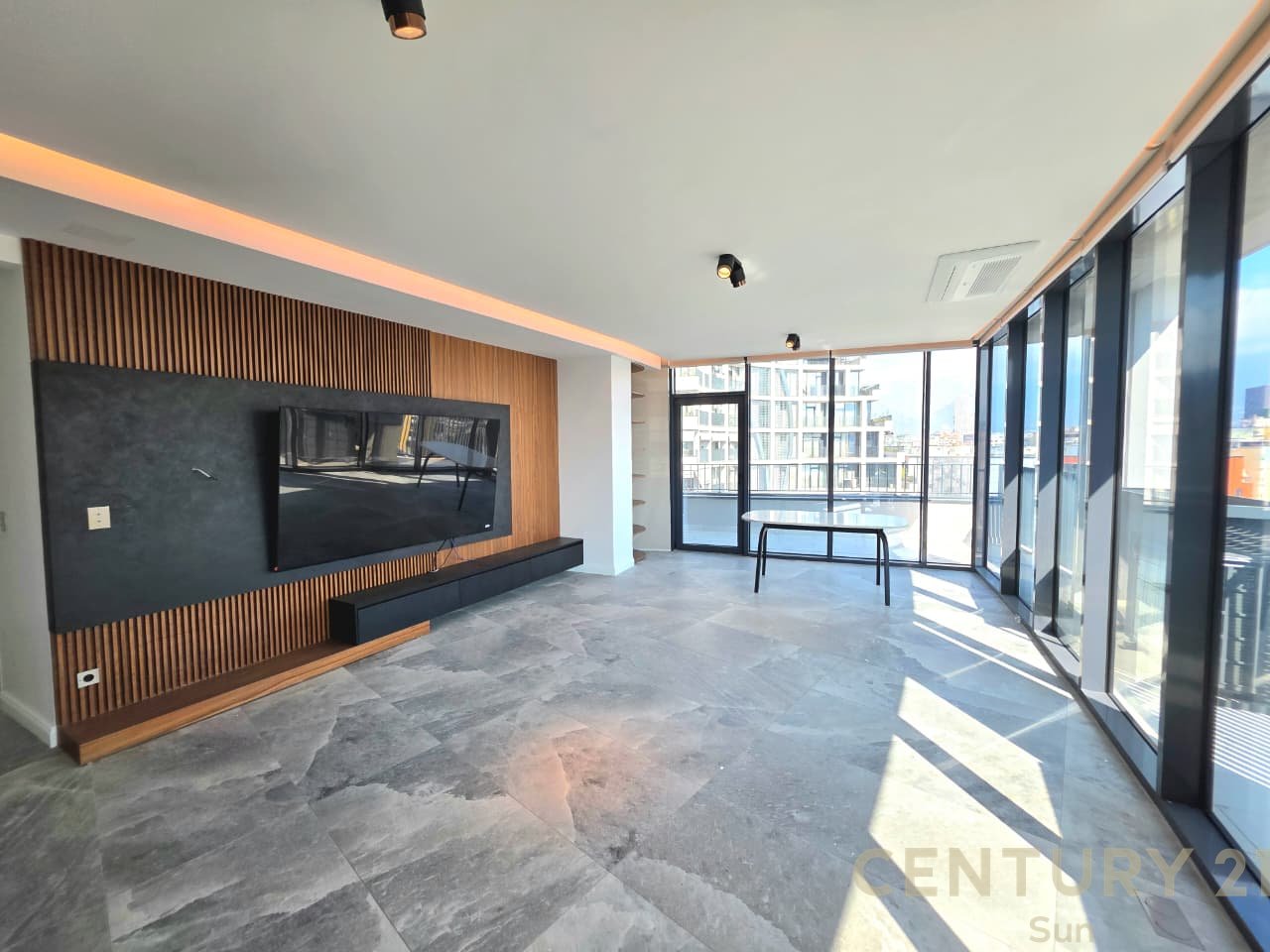 SHITET APARTAMENT 3+1+2 NE LAKE VIEW RRUGA E KOSOVAREVE