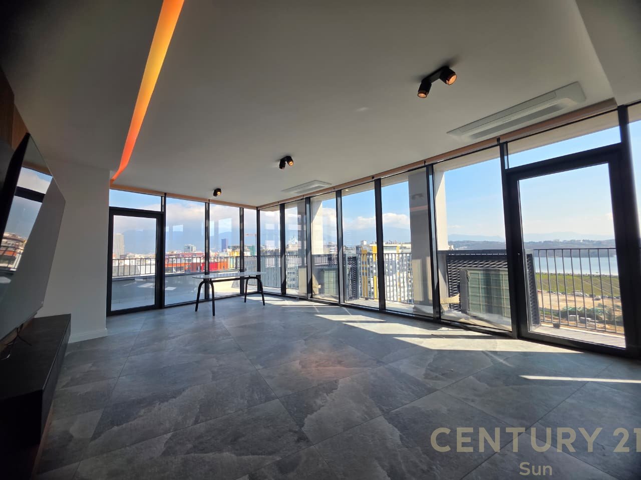 SHITET APARTAMENT 3+1+2 NE LAKE VIEW RRUGA E KOSOVAREVE