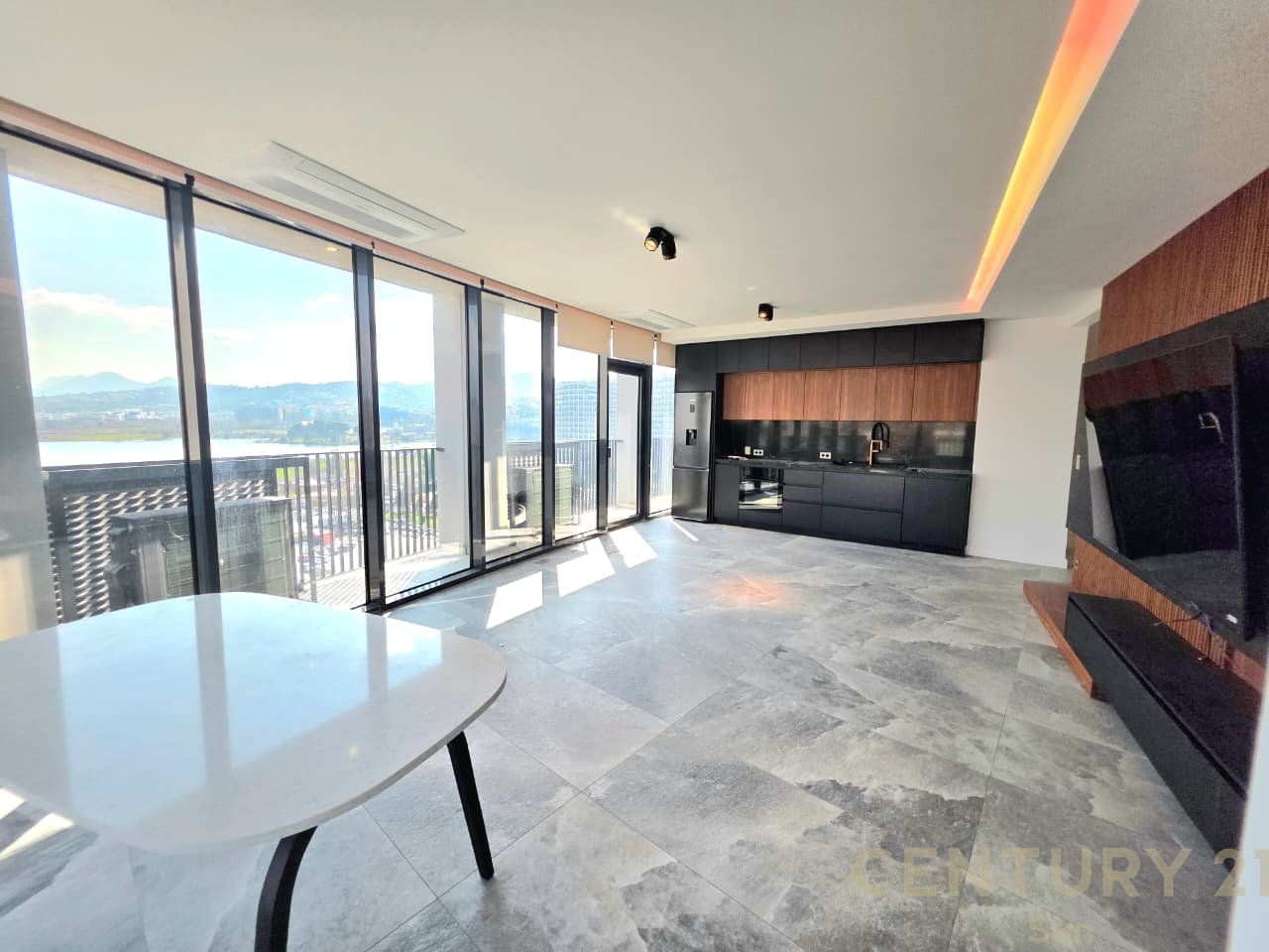 SHITET APARTAMENT 3+1+2 NE LAKE VIEW RRUGA E KOSOVAREVE