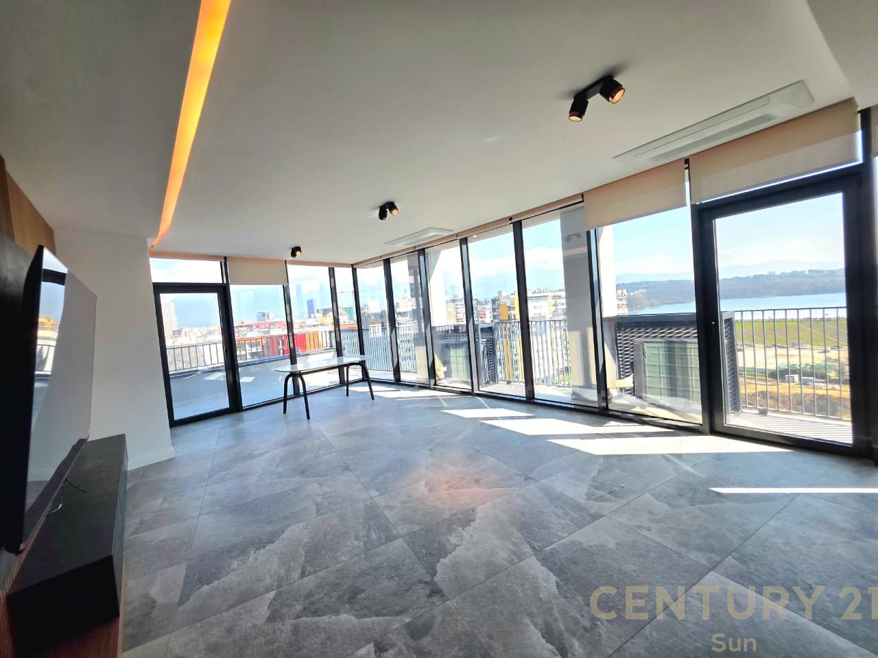 SHITET APARTAMENT 3+1+2 NE LAKE VIEW RRUGA E KOSOVAREVE