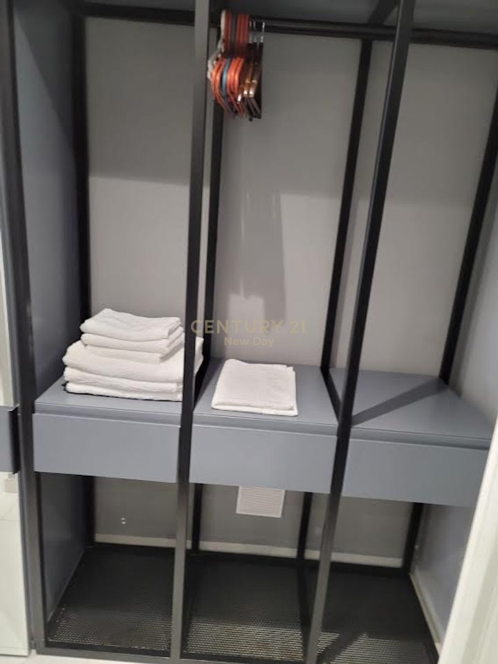 Shitet Apart Hotel ne Golem 100m larg detit