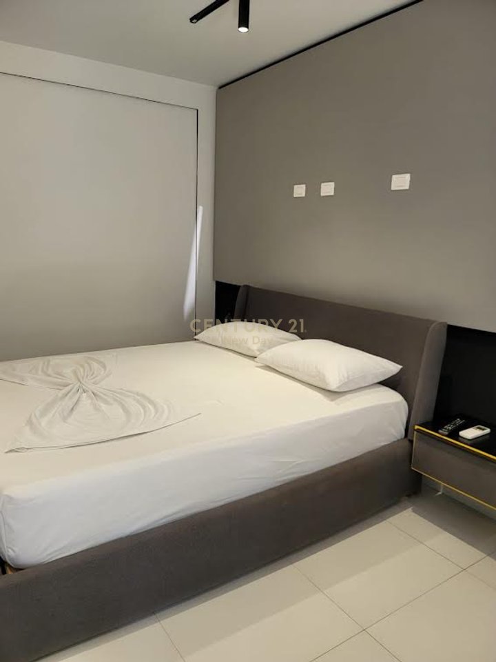 Shitet Apart Hotel ne Golem 100m larg detit