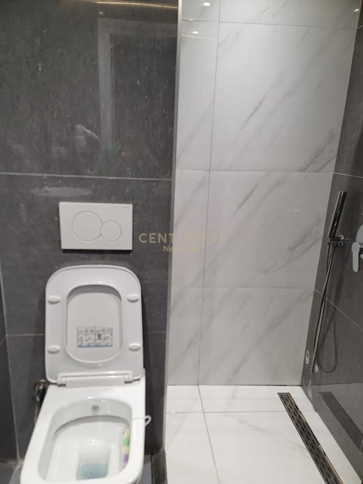 Shitet Apart Hotel ne Golem 100m larg detit