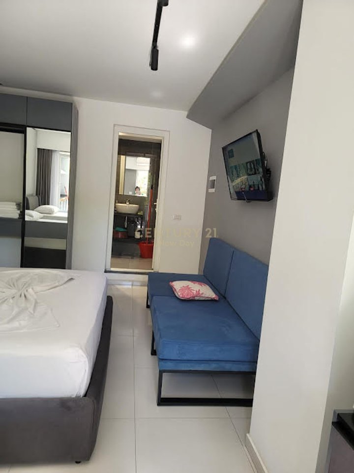 Shitet Apart Hotel ne Golem 100m larg detit