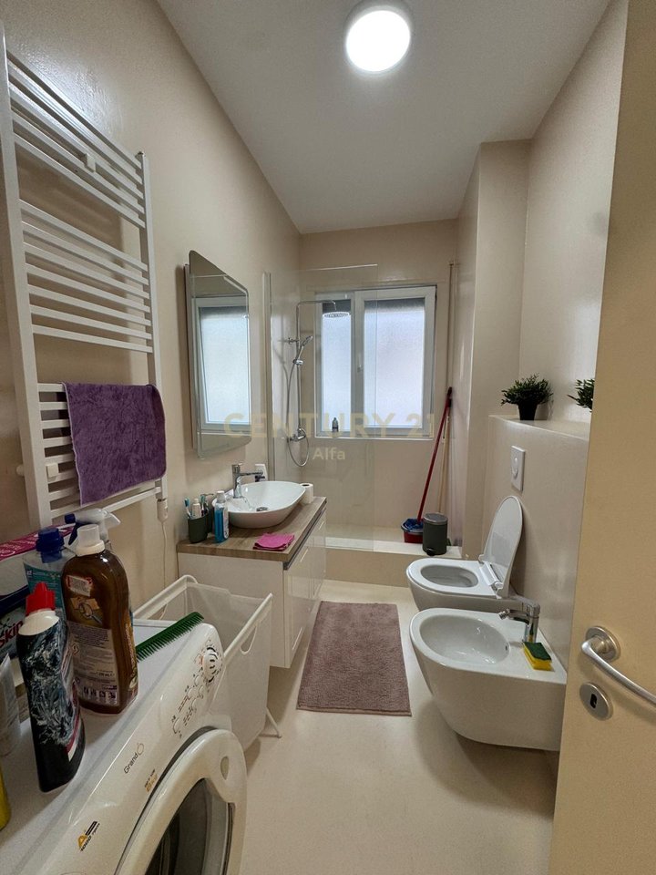 Shitet apartament 2+1+2  pranë Kopshtit Botanik (tek Xhamia)!