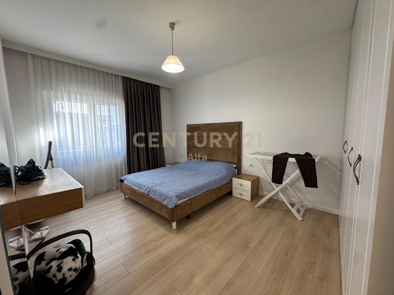 Shitet apartament 2+1+2  pranë Kopshtit Botanik (tek Xhamia)!