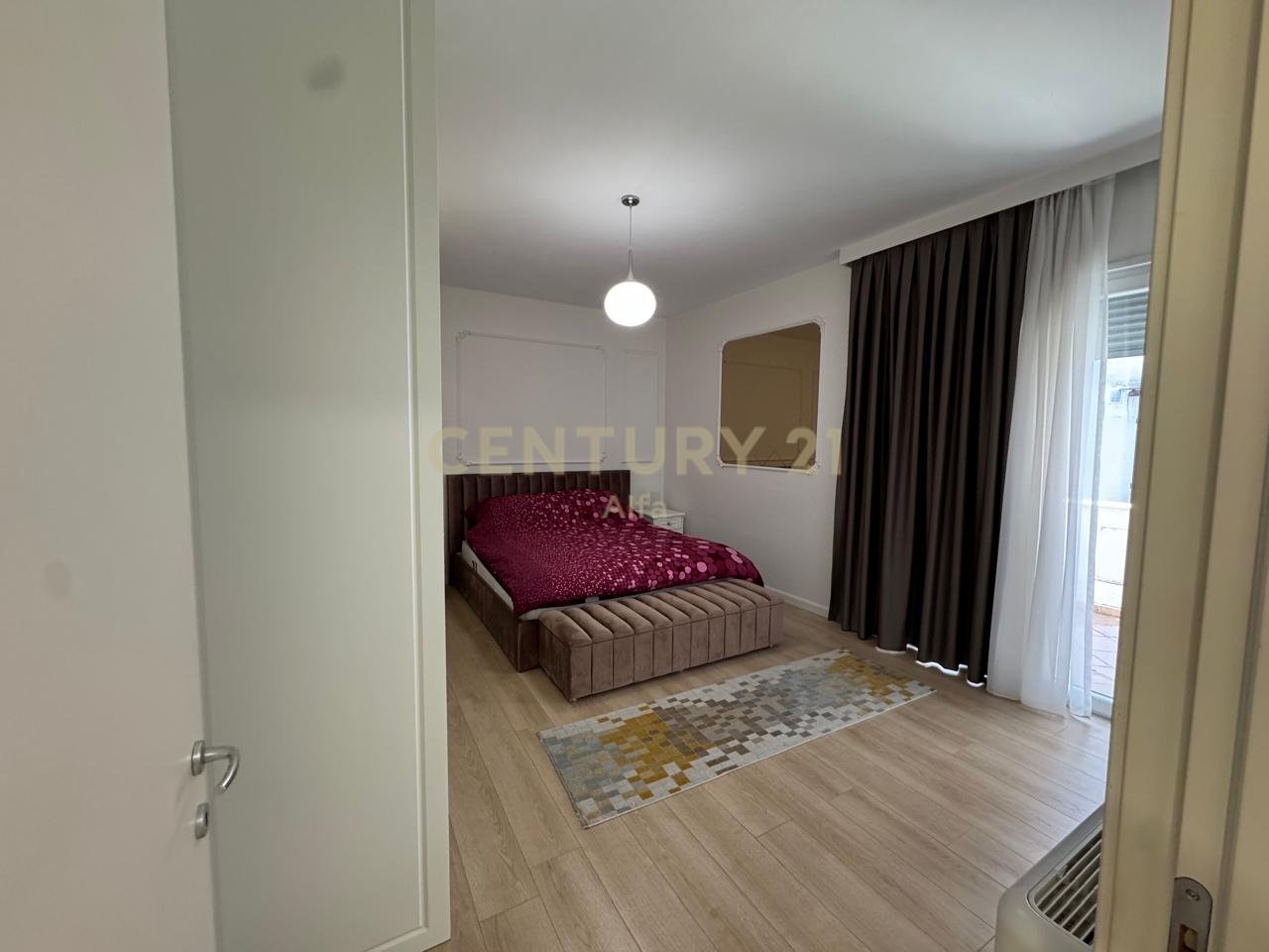 Shitet apartament 2+1+2  pranë Kopshtit Botanik (tek Xhamia)!