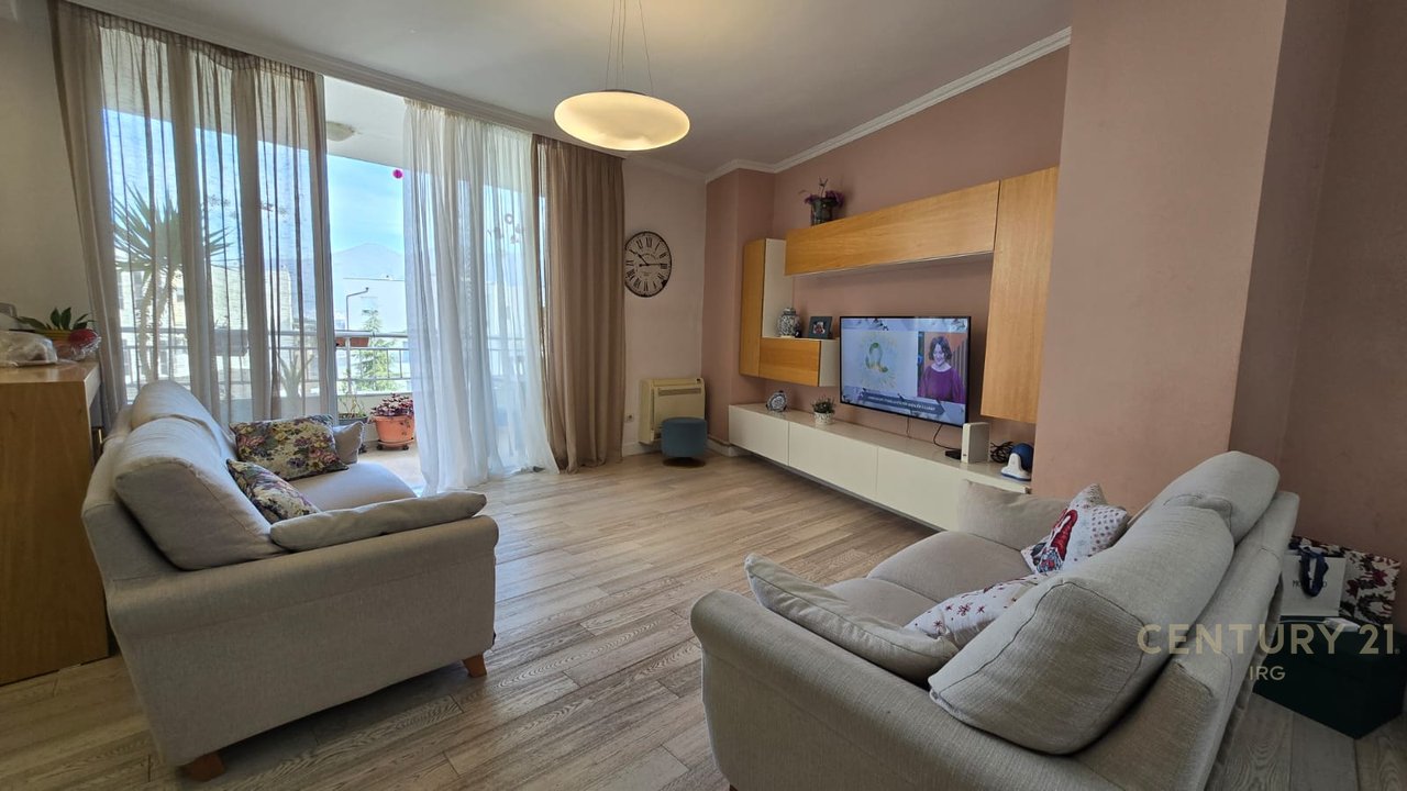 Shitet Apartament 3+1+2+poste parkimi te Rruga Peti  !!