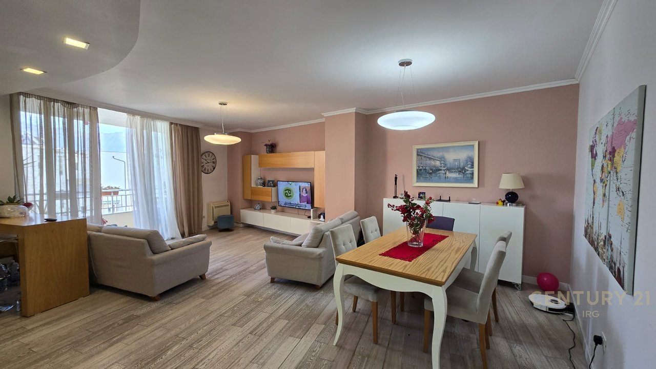 Shitet Apartament 3+1+2+poste parkimi te Rruga Peti  !!