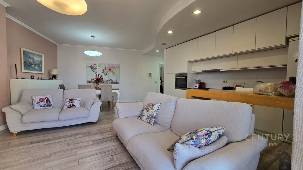 Shitet Apartament 3+1+2+poste parkimi te Rruga Peti  !!