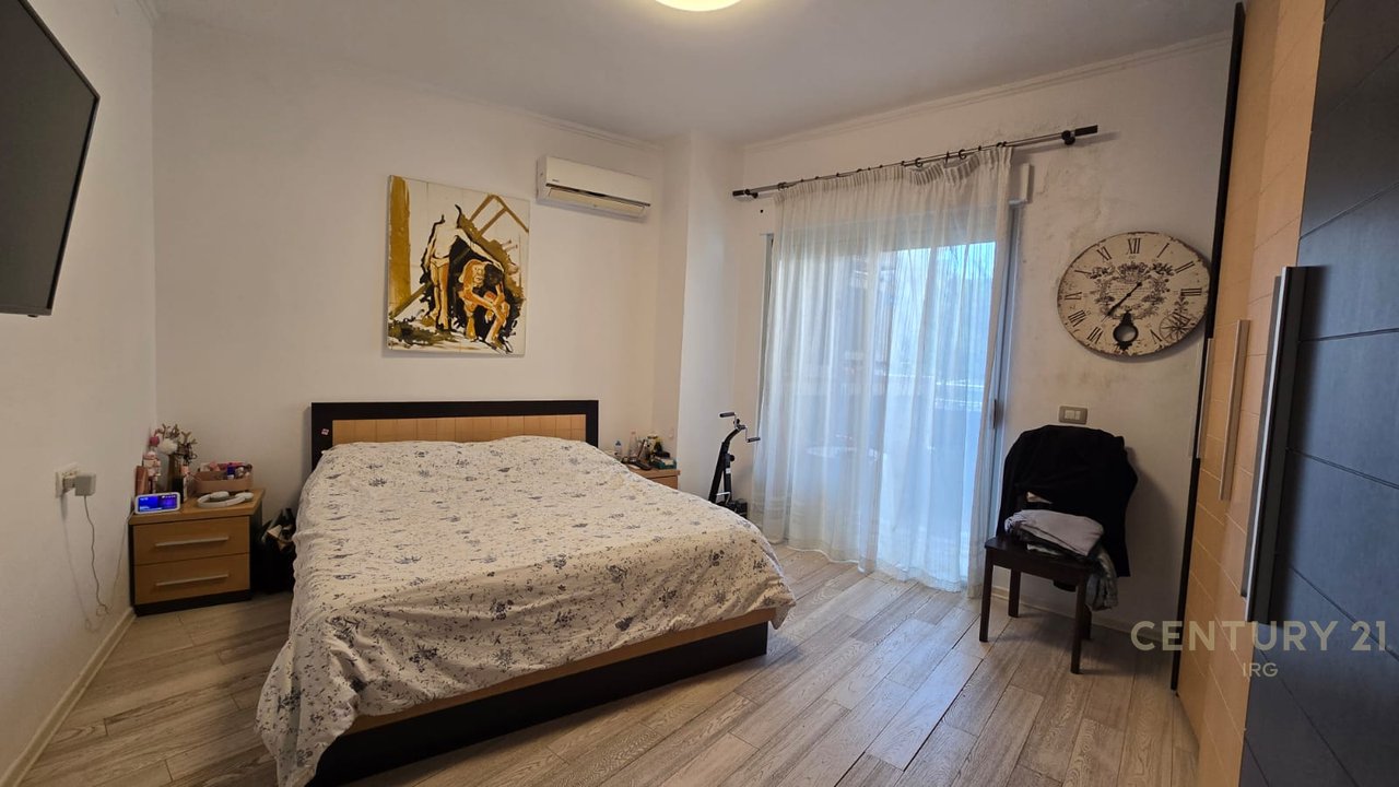 Shitet Apartament 3+1+2+poste parkimi te Rruga Peti  !!