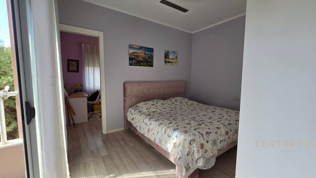 Shitet Apartament 3+1+2+poste parkimi te Rruga Peti  !!