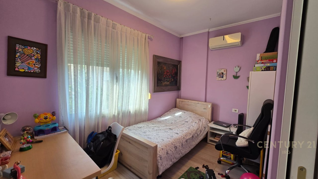Shitet Apartament 3+1+2+poste parkimi te Rruga Peti  !!