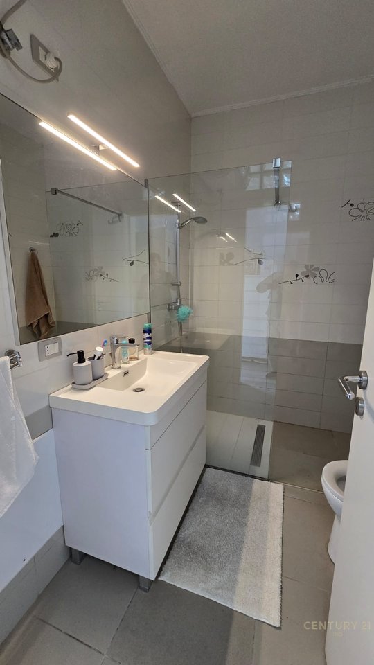 Shitet Apartament 3+1+2+poste parkimi te Rruga Peti  !!