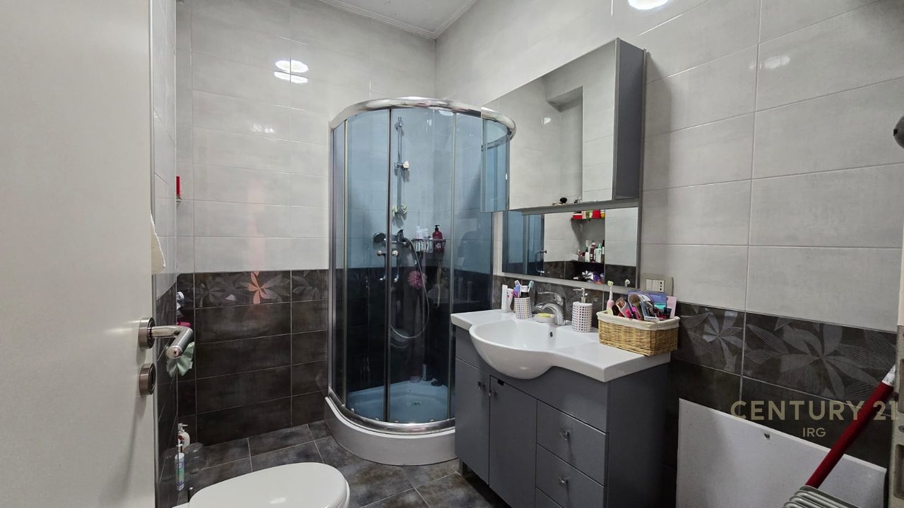 Shitet Apartament 3+1+2+poste parkimi te Rruga Peti  !!