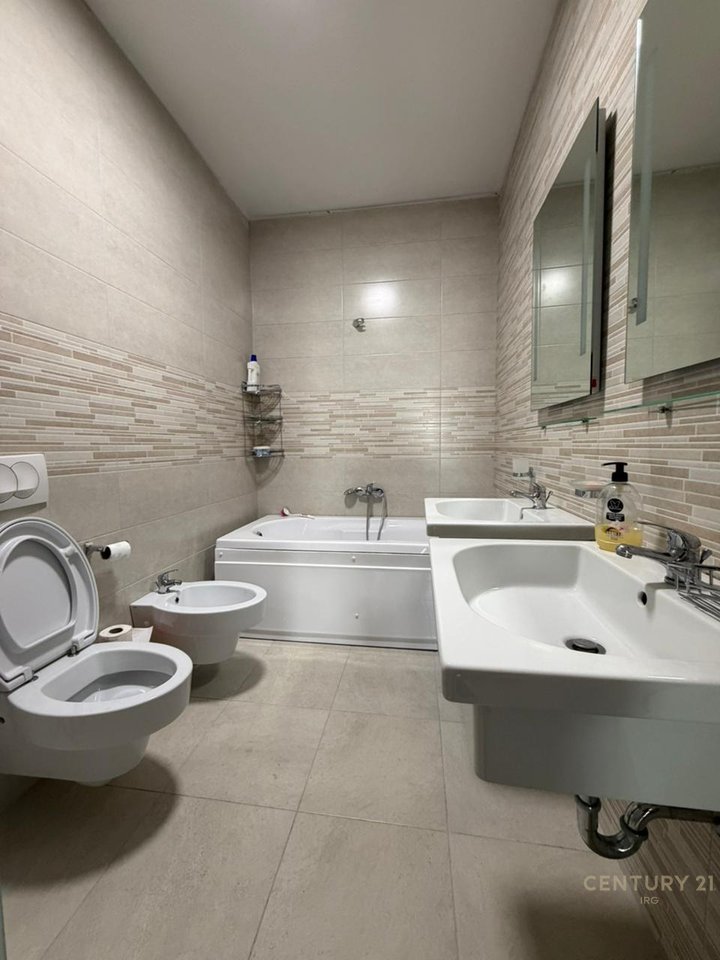 Apartament 3+1 ne Rrugen e Kavajes!