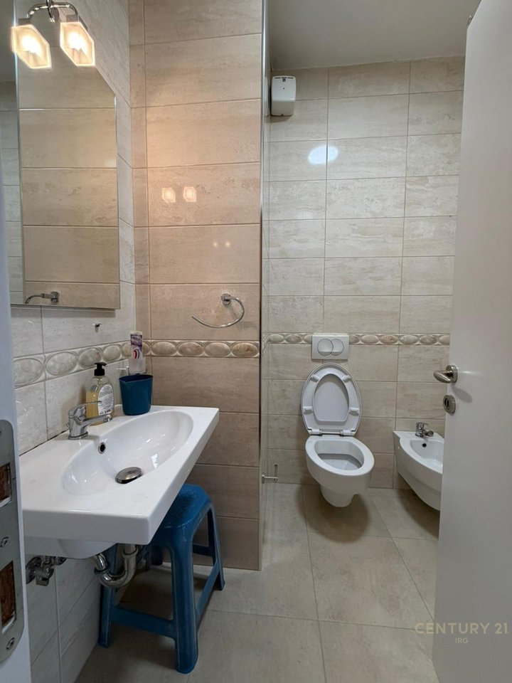 Apartament 3+1 ne Rrugen e Kavajes!