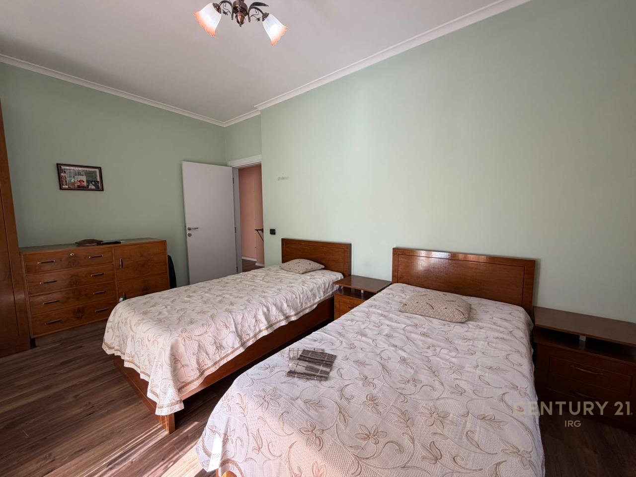 Apartament 3+1 ne Rrugen e Kavajes!
