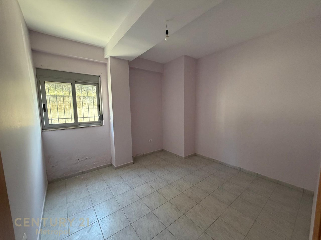 Shitet 2+1 tek Liqeni i Thatë, godinë rezidenciale.