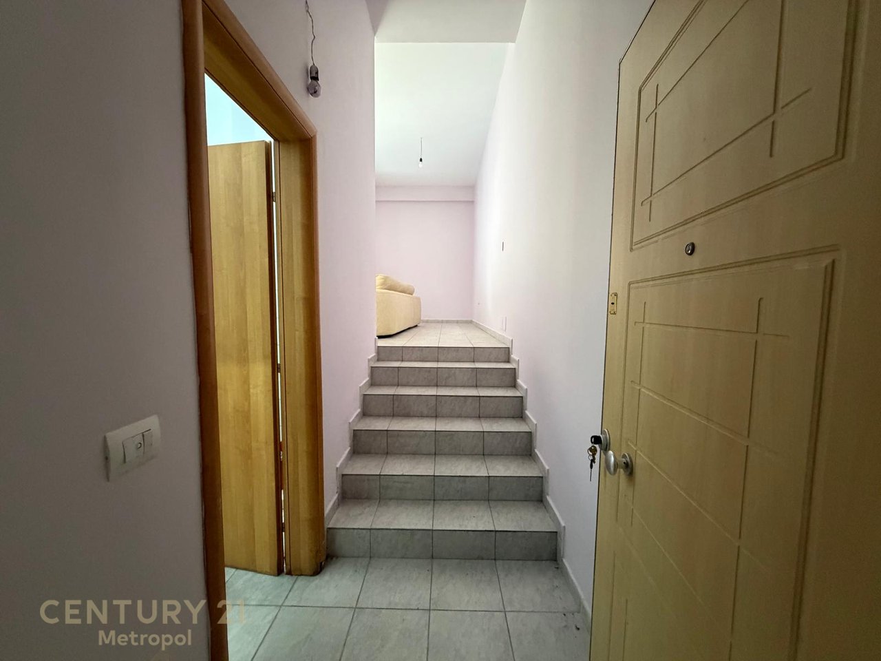 Shitet 2+1 tek Liqeni i Thatë, godinë rezidenciale.