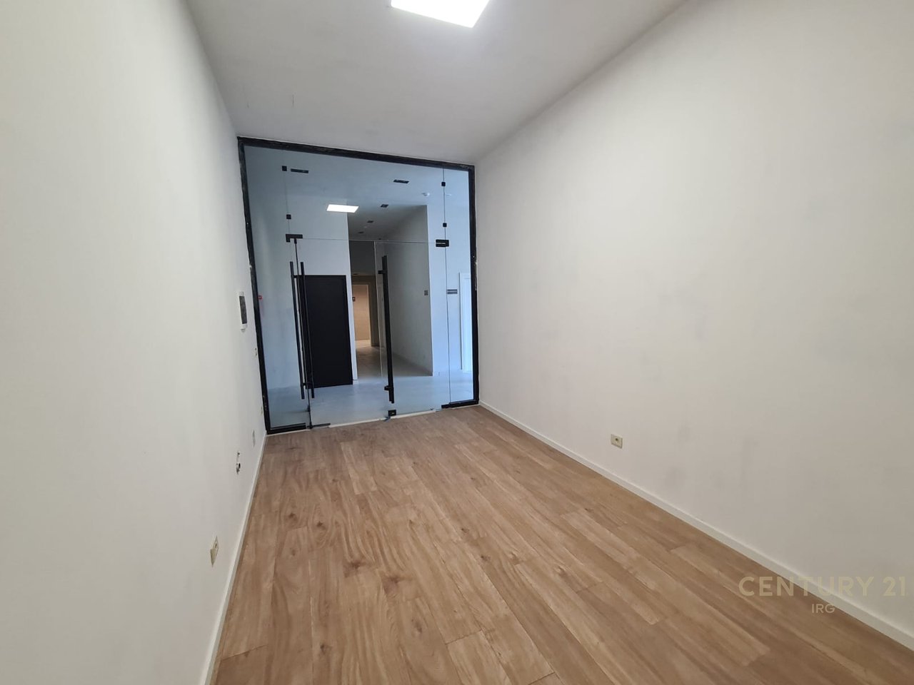 AMBIENT KOMERCIAL ME QIRA TEK GOLDEN TOWER – MINE PEZA