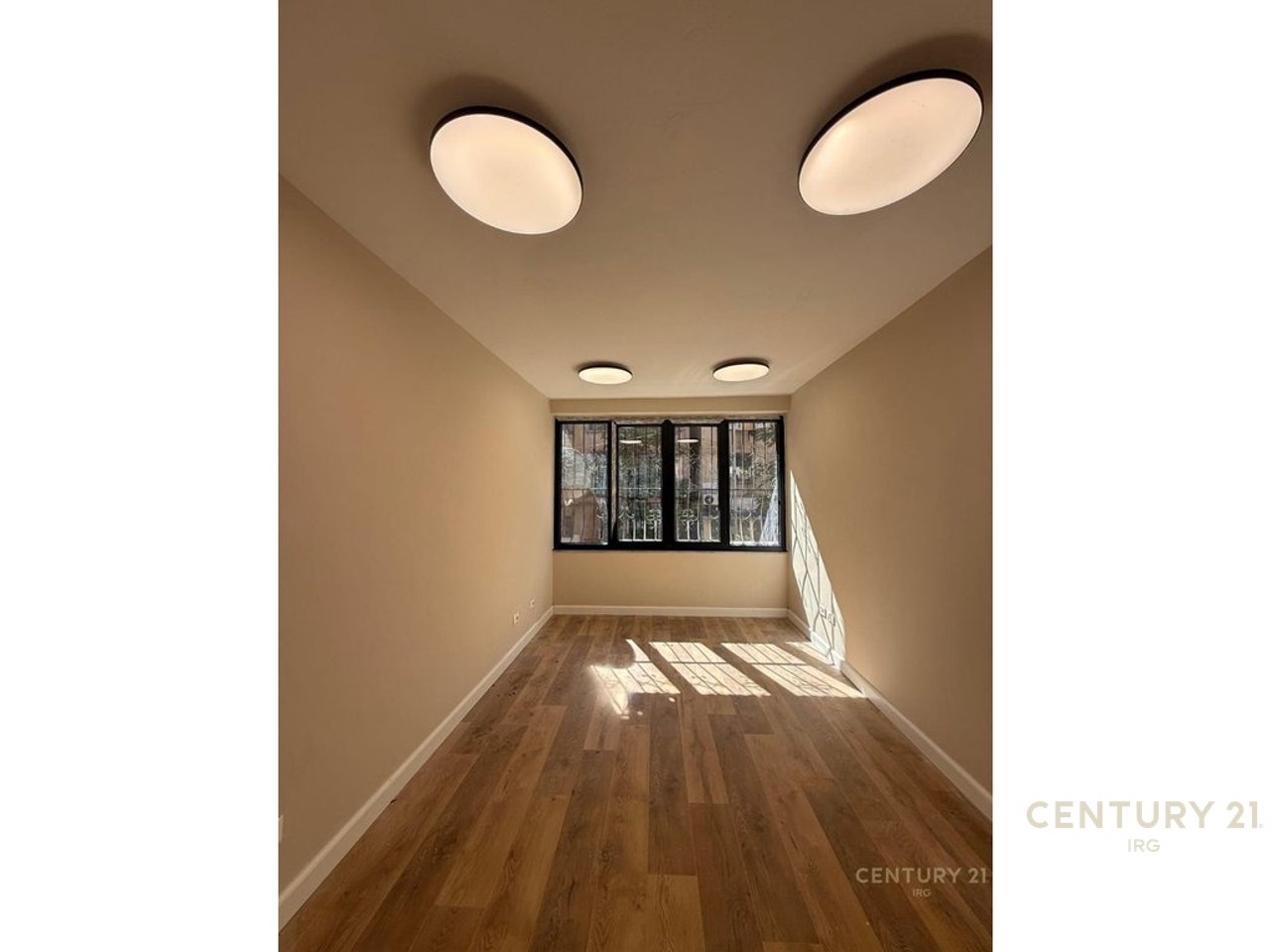 APARTAMENT 2+1 PER QIRA PRANE PETRO NINIT!