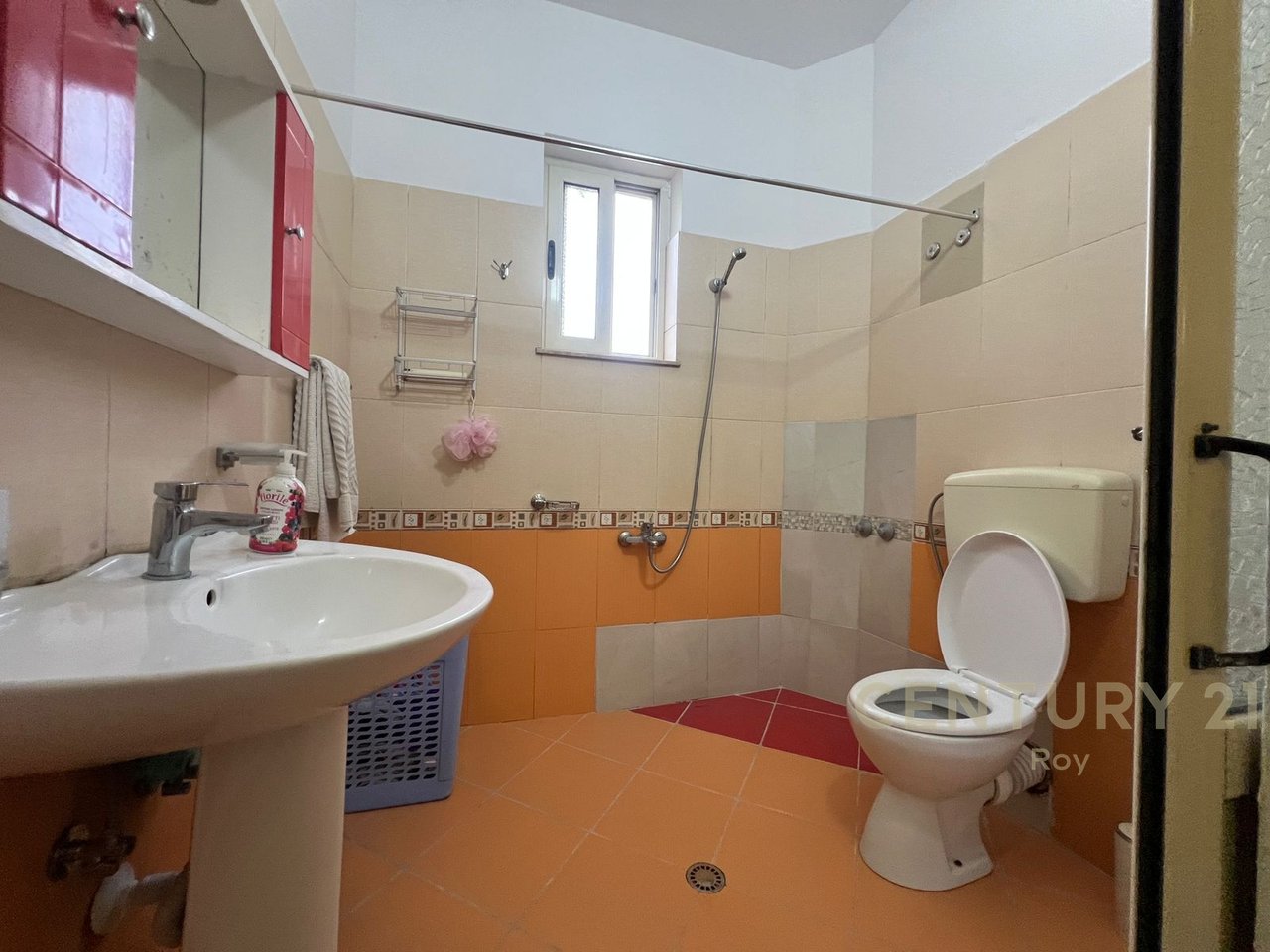 IN AFFITTO SECONDO PIANO DI UNA VILLA SU 3 PIANI A ILIRIA BEACH