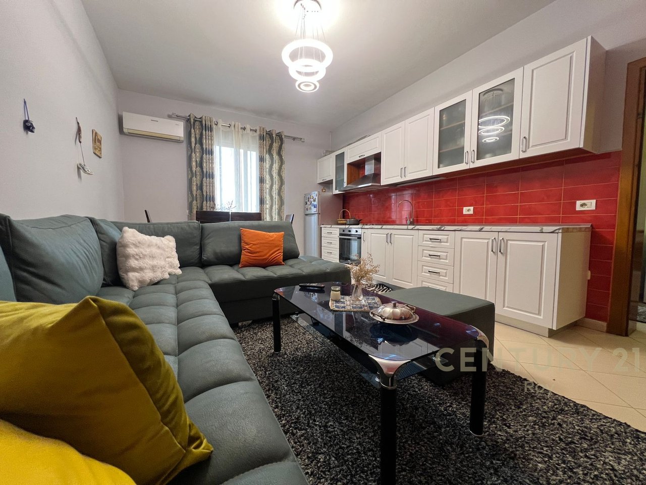 IN AFFITTO SECONDO PIANO DI UNA VILLA SU 3 PIANI A ILIRIA BEACH