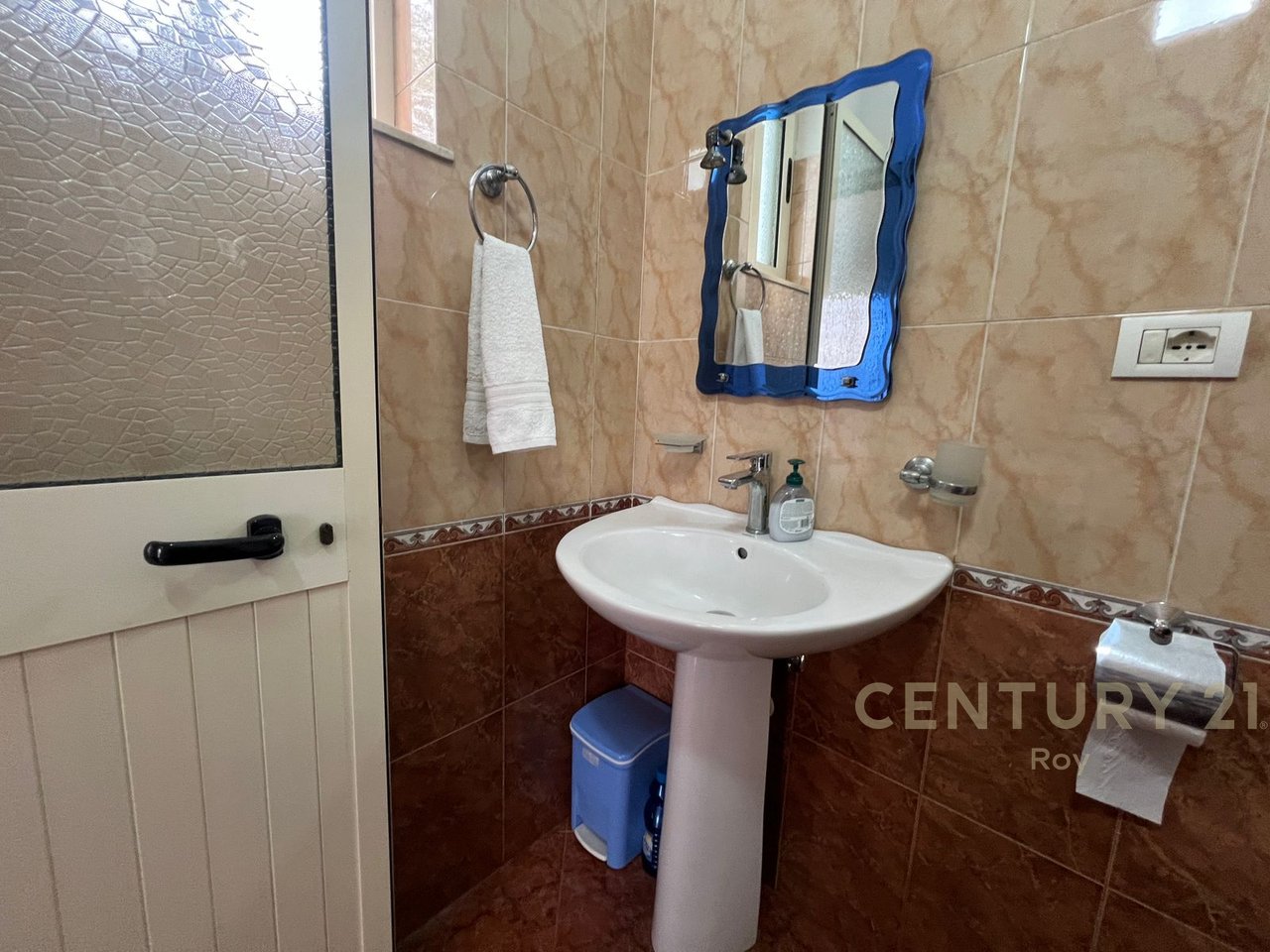 IN AFFITTO SECONDO PIANO DI UNA VILLA SU 3 PIANI A ILIRIA BEACH