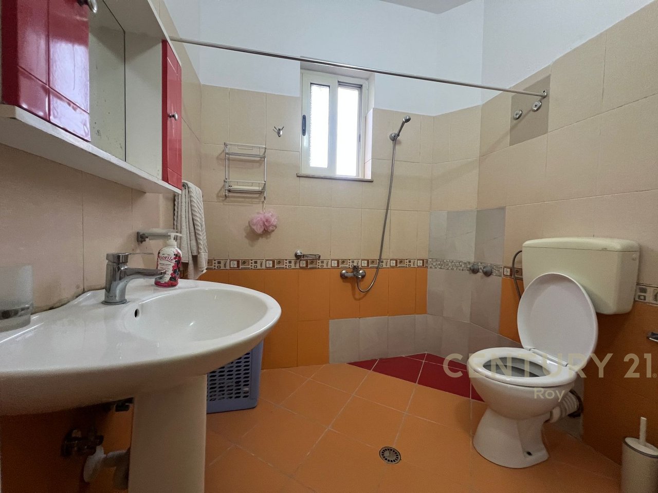 IN AFFITTO SECONDO PIANO DI UNA VILLA SU 3 PIANI A ILIRIA BEACH