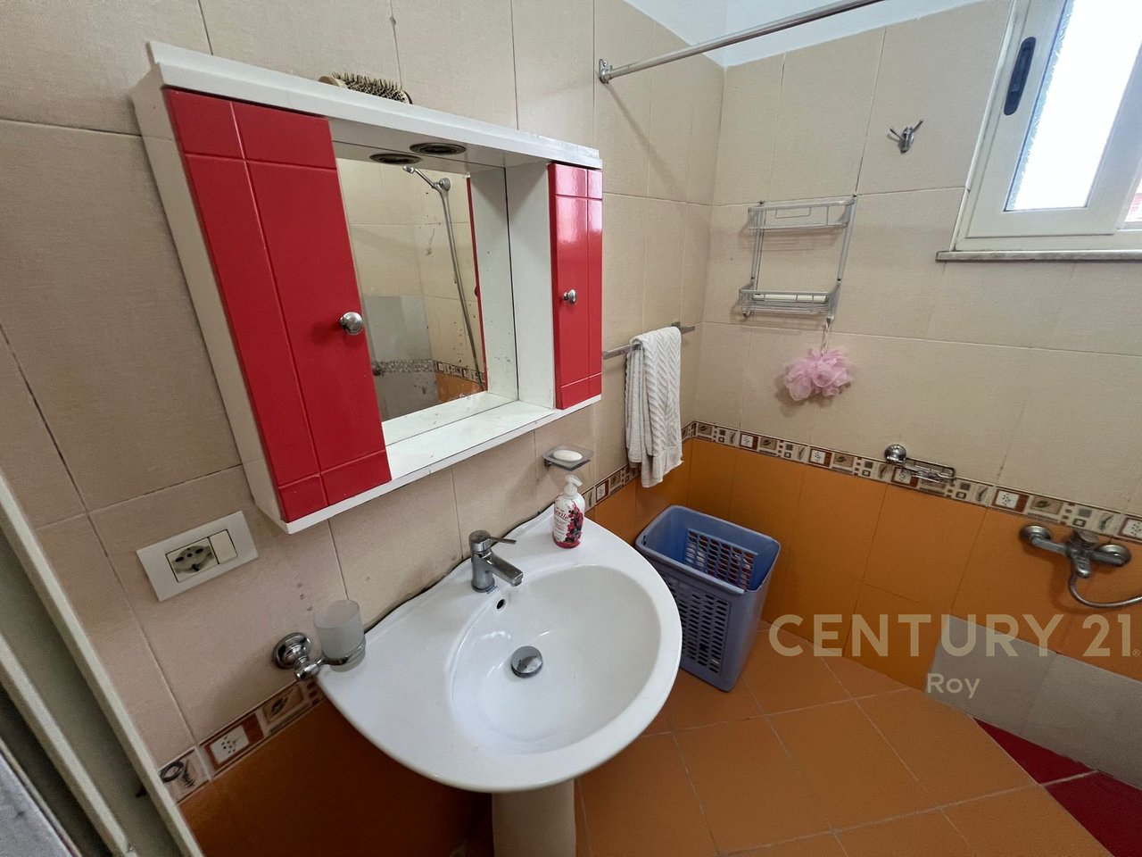 IN AFFITTO SECONDO PIANO DI UNA VILLA SU 3 PIANI A ILIRIA BEACH