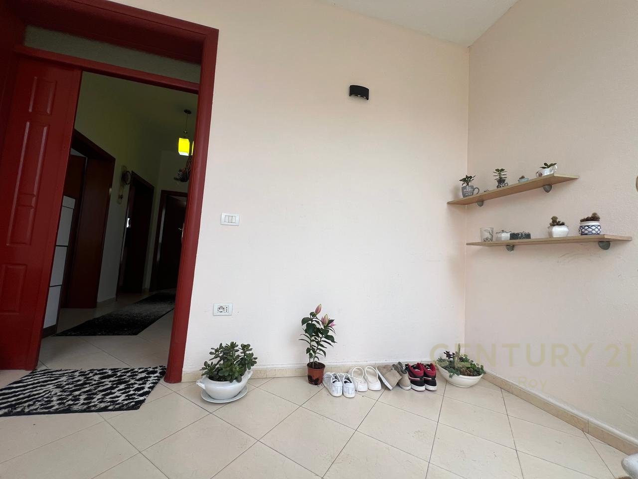 IN AFFITTO SECONDO PIANO DI UNA VILLA SU 3 PIANI A ILIRIA BEACH