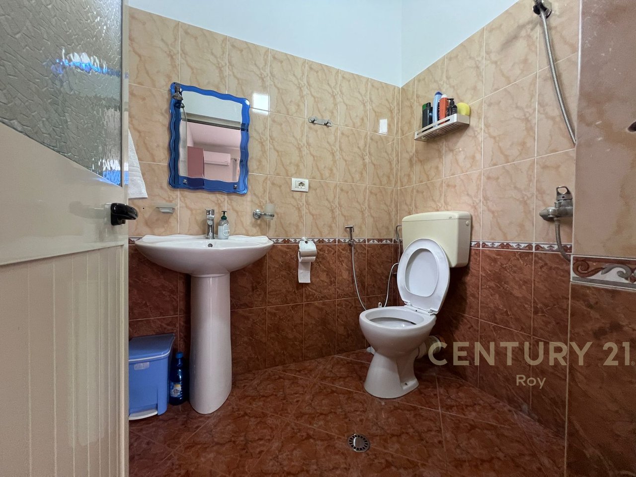 IN AFFITTO SECONDO PIANO DI UNA VILLA SU 3 PIANI A ILIRIA BEACH