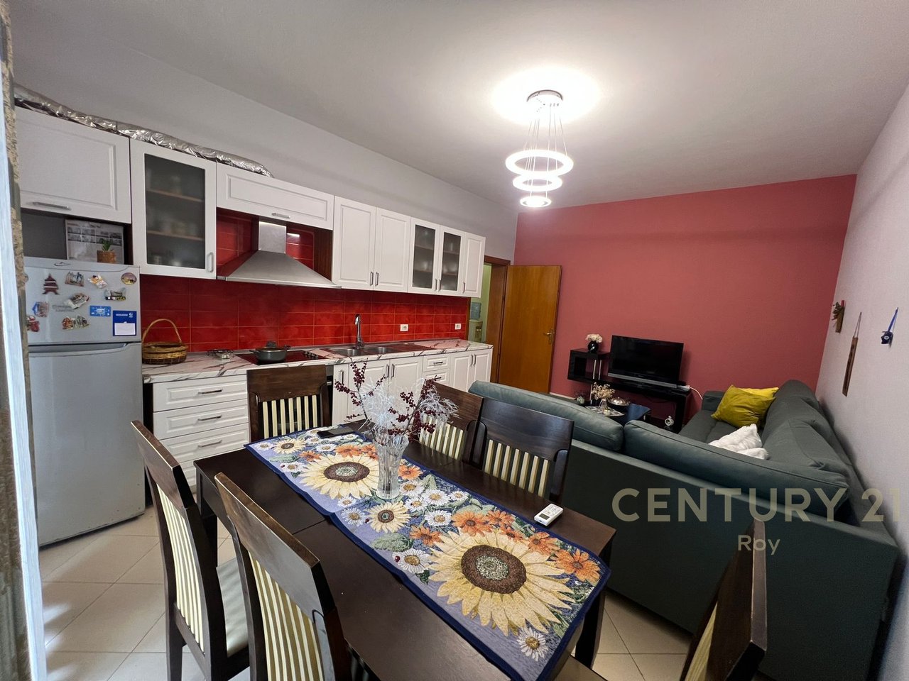 IN AFFITTO SECONDO PIANO DI UNA VILLA SU 3 PIANI A ILIRIA BEACH