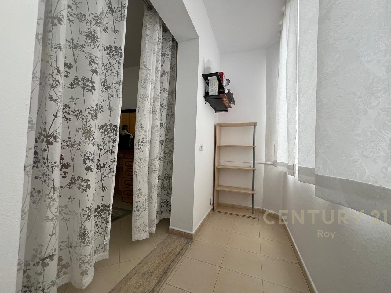 IN AFFITTO SECONDO PIANO DI UNA VILLA SU 3 PIANI A ILIRIA BEACH