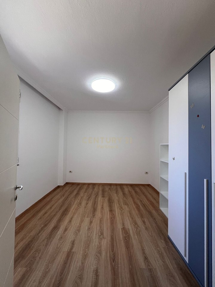 LOCALE COMMERCIALE IN AFFITTO VICINO AGLI EDIFICI DI 9 PIANI