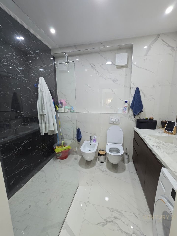 Apartament 3+1+2+ballkon+depo+garazhd tek Rruga e Kosovareve.