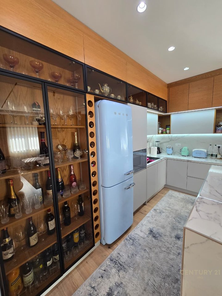 Apartament 3+1+2+ballkon+depo+garazhd tek Rruga e Kosovareve.