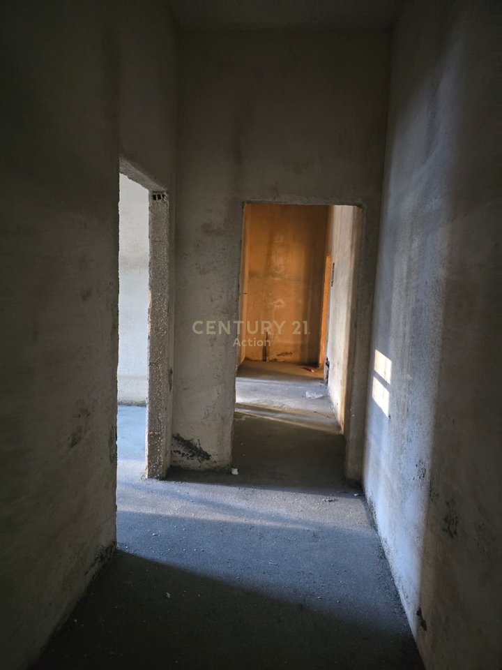 OKAZION!!! Shitet Apartament 3+1+Post parkimi+70 m2 verande  tek "Univers City"